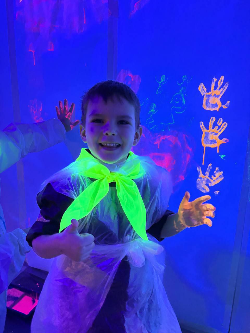 Мастер-класс по свободному рисованию в неоновой комнате